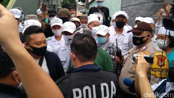 Polisi datang ke rumah Habib Rizieq di Petamburan, Laskar LPI menjaga rumah Rizieq. (Adhyasta Dirgantara/detikcom)