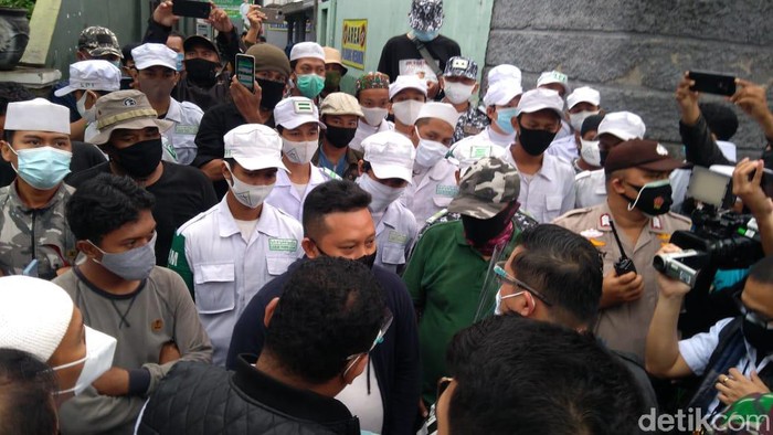 Polisi datang ke rumah Habib Rizieq di Petamburan, Laskar LPI menjaga rumah Rizieq. (Adhyasta Dirgantara/detikcom)