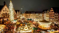 Foto atas tampak alun-alun Roemerberg di Frankfurt, Jerman, dengan pasar Natal tradisional, Senin (25/11/2019). Foto bawah tampak alun-alun Roemerberg pada hari Jumat (27/11/2020). AP Photo/Michael Probs.