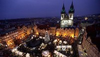 Foto atas tampak Pasar Natal tradisional di Alun-alun Kota Tua di Praha, Republik Ceko, Kamis (5/12/2019). Foto bawah tampak tempat yang sama pada hari Sabtu (28/11/2020). AP Photo/Petr David Josek.