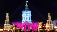 Foto atas tampak Istana Charlottenburg dengan Pasar Natal tradisional di Berlin Jerman, Senin (24/11/2008). Foto bawah tampak Istana Charlottenburg tanpa ada Pasar Natal tradisional, Selasa (24/11/2020). AP Photo/Michael Sohn.
