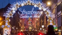 Foto atas tampak Pasar tradisional di Strasbourg, Prancis, Selasa (20/12/2016). Foto bawah tampak pasar yang sama pada Jumat (27/11/2020). AP Photo/Jean-Francois Badias.