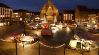 Foto atas tampak alun-alun di depan Gereja Bunda Maria dengan Pasar Natal tradisional di Nuremberg, Jerman, Jumat (1/12/2017). Foto bawah tampak alun-alun yang sama pada Senin (23/12/2020). AP Photo/Matthias Schrade.