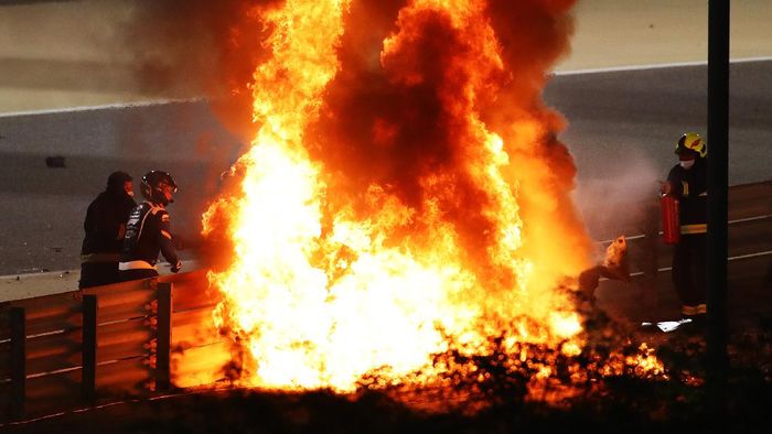 Roman Grsojean BAHRAIN, BAHRAIN - NOVEMBER 29: A fire is pictured following the crash of Romain Grosjean of France and Haas F1 during the F1 Grand Prix of Bahrain at Bahrain International Circuit on November 29, 2020 in Bahrain, Bahrain. (Photo by Bryn Lennon/Getty Images)