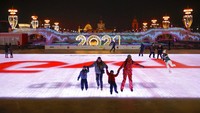 Kerlap-kerlip lampu hias dipasang juga untuk menyambut Hari Natal dan Tahun Baru 2021.