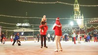 Orang-orang berseluncur saat pembukaan arena skating di Pameran Prestasi Ekonomi Nasional, di Moskow, Rusia, Jumat (27/11/2020) waktu setempat.