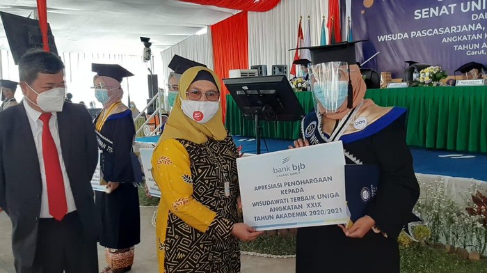 Salut, anak tukang sol sepatu menjadi wisudawan terbaik Uniga