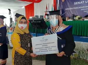 Bahagia Tia Anak Tukang Sol Sepatu Jadi Wisudawan Terbaik Uniga