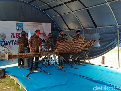 Seniman angklung jalanan Malioboro menghibur pengungsi Gunung Merapi di Sleman, Minggu (29/11/2020).