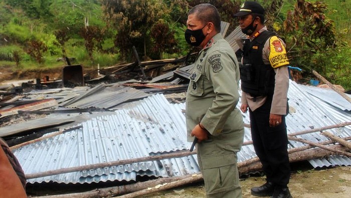 Selain membunuh satu keluarga di Sigi, kelompok Mujahidin Indonesia Timur (MIT) pimpinan Ali Kalora juga melakukan pembakaran rumah. Begini kondisi rumah yang dibakar kelompok MIT.