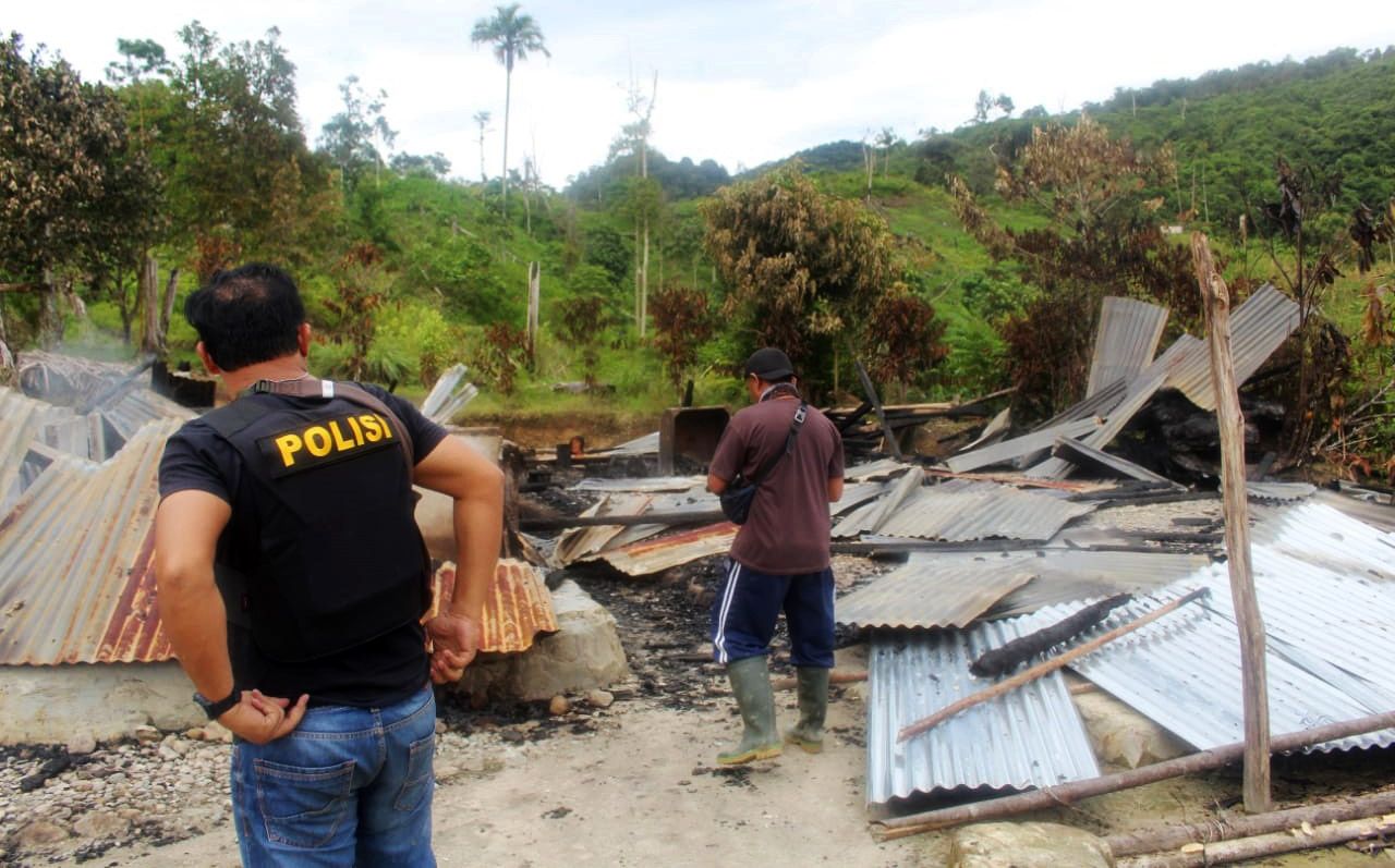 Selain membunuh satu keluarga di Sigi, kelompok Mujahidin Indonesia Timur (MIT) pimpinan Ali Kalora juga melakukan pembakaran rumah. Begini kondisi rumah yang dibakar kelompok MIT.