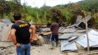 Polisi memeriksa bangunan yang dibakar dalam serangan yang diduga dilakukan oleh kelompok teroris Mujahidin Indonesia Timur (MIT) pimpinan Ali Kalora di Desa Lembatongoa, Kecamatan Palolo, Kabupaten Sigi, Sulteng pada Jumat 27 November 2020 lalu. Antara Foto/Humas Polres Sigi/Handout.