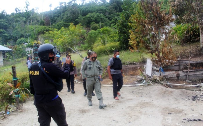 Selain membunuh satu keluarga di Sigi, kelompok Mujahidin Indonesia Timur (MIT) pimpinan Ali Kalora juga melakukan pembakaran rumah. Begini kondisi rumah yang dibakar kelompok MIT.