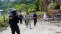 Presiden Joko Widodo menyatakan mengutuk keras pembunuhan sadis di Sigi itu. Jokowi meminta Kapolri dan Panglima TNI mengusut tuntas peristiwa itu sampai ke akar. ANTARA FOTO/Humas Polres Sigi