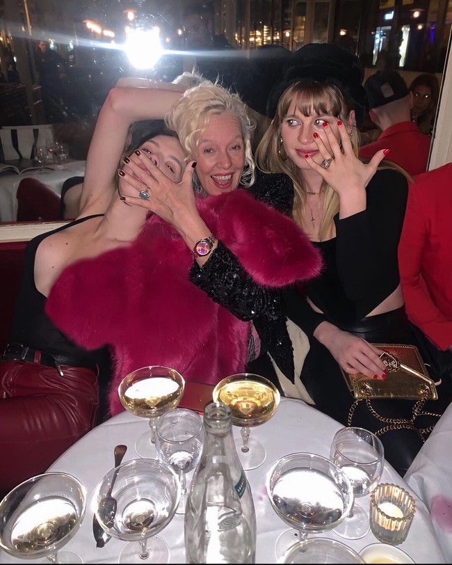 Dengan harta yang tak habis tujuh turunan, tak heran bila Ivy Getty melakoni gaya hidup mewah. Sosialita muda ini eksis di berbagai pesta para jet-set. Foto: Instagram/@ivygetty