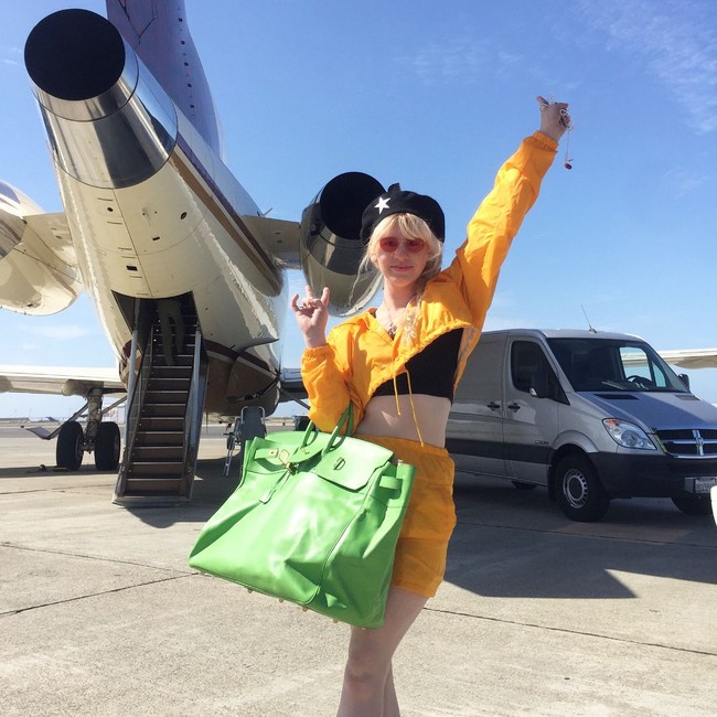 Sebuah jet pribadi selalu siap buat Ivy Getty untuk traveling. Di Instagram, ia kerap memamerkan perjalanan mewahnya tersebut. Foto: Instagram/@ivygetty