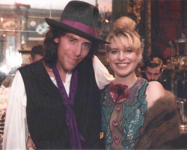 Baru-baru ini, Ivy sempat menjadi sorotan berkat unggahan untuk mengenang ayahnya, John Gilbert Getty, yang meninggal baru-baru ini. My father was awesome- coolest man to ever land on this planet and I will forever be the proudest daughter. Love you so much Dad, tulis Ivy kepada 23 ribu pengikutnya di Instagram. Foto: Instagram/@ivygetty