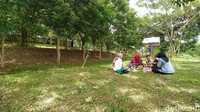 Mereka yang datang biasanya rombongan keluarga untuk bersantai sambil menikmati bekal makanan bekal dari rumah (Dadang Hermansyah/detikTravel)