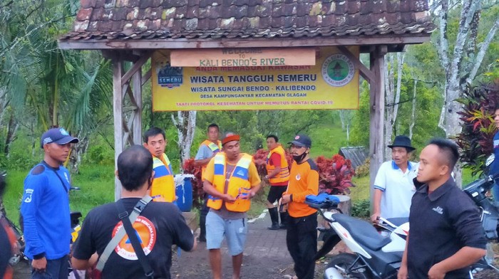 Satu keluarga di Banyuwangi terseret arus sungai saat berwisata. Seorang anak dinyatakan hilang namun pencarian dihentikan sementara.