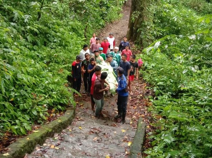 Satu keluarga di Banyuwangi terseret arus sungai saat berwisata. Seorang wanita ditemukan dalam kondisi tewas, sementara anaknya belum ditemukan.