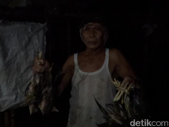 Warga Desa Tireman, Rembang menunjukkan ayamnya yang mati karena banjir, Minggu (29/11/2020).