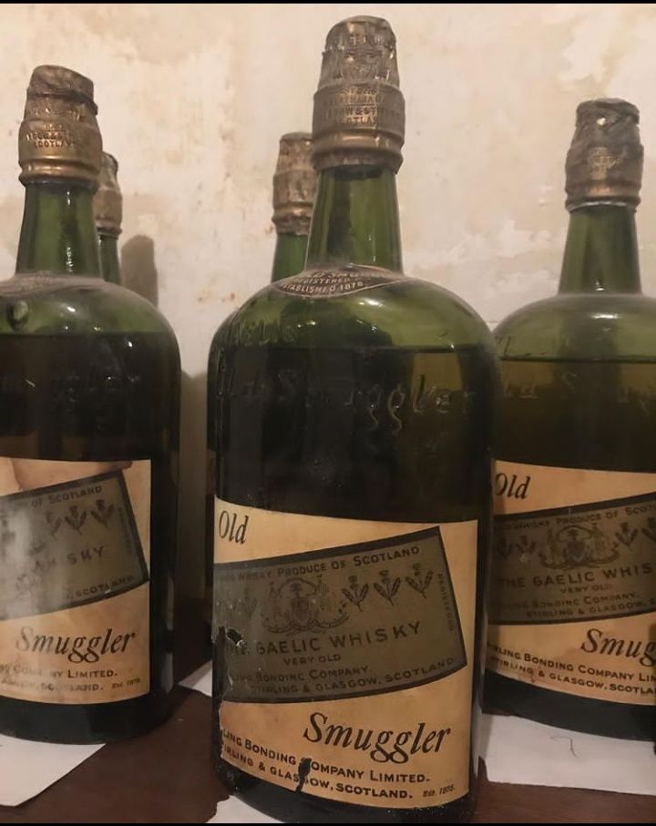 Pasangan Ini Temukan 66 Botol Whisky Kuno di Dinding dan Lantai Rumah
