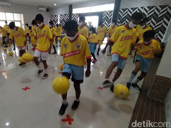 Sepak bola bukan hanya soal pertandingan di lapangan, tapi juga ada yang namanya kompetisi juggling. Hari ini, ratusan anak di Lamongan mengikuti Youth Fun Juggling Competition.