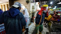 Sejumlah petugas bersiap untuk menyemprotkan cairan disinfektan ke sejumlah area di Pasar Gede Solo.