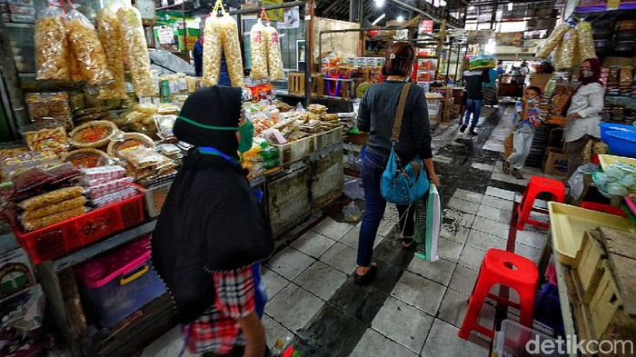 Ada Pedagang Positif COVID-19, Pasar Gede Solo Disemprot Disinfektan Petugas PMI menyemprotkan disinfektan di area Pasar Gede Solo. Penyemprotan dilakukan usai 8 orang pedagang di pasar itu terkonfirmasi positif COVID-19.