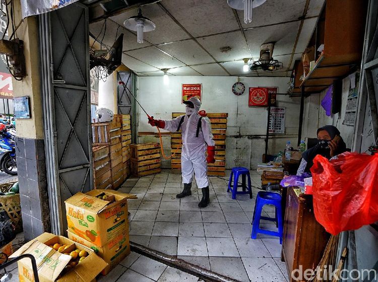 Ada Pedagang Positif COVID-19, Pasar Gede Solo Disemprot Disinfektan