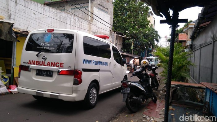 Ambulans RS UMMI Bogor tiba di Petamburan