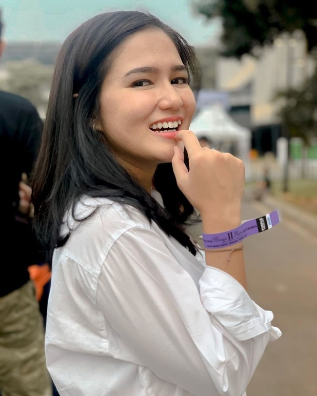 Artis yang sering memerankan FTV, Masayu Clara juga memiliki gigi gingsung. Nggak heran pas senyum lebar pesonanya bikin susah lupa. Foto: Instagram/@masayuclara