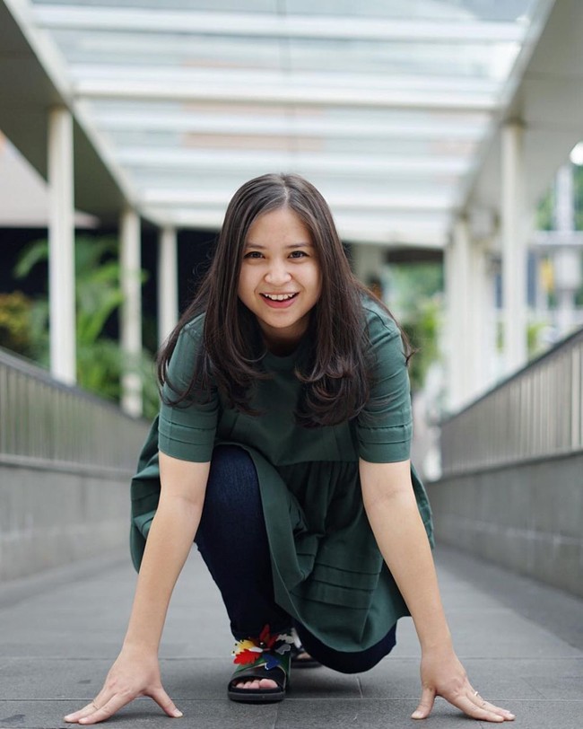 Walaupun sudah menjadi ibu, penampilan Putri Titian masih terlihat awet muda dan imut. Ditambah lagi gigi gingsulnya yang terlihat saat tertawa, bikin susah lupa. Foto: Instagram/@putrititian
