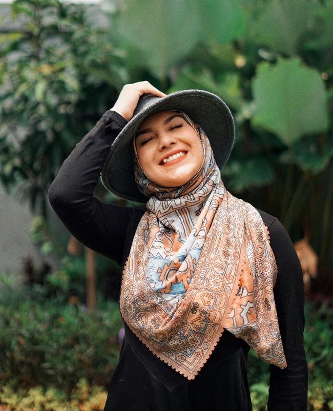 Selain memiliki wajah blasteran yang cantik, istri Ammar Zoni ini juga punya senyuman manis dengan gigi gingsulnya. Gimana menurutmu penampilan Irish Bella, cantik nggak? Foto: Instagram/@_irishbella_
