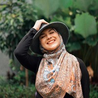 Selain memiliki wajah blasteran yang cantik, istri Ammar Zoni ini juga punya senyuman manis dengan gigi gingsulnya. Gimana menurutmu penampilan Irish Bella, cantik nggak? Foto: Instagram/@_irishbella_