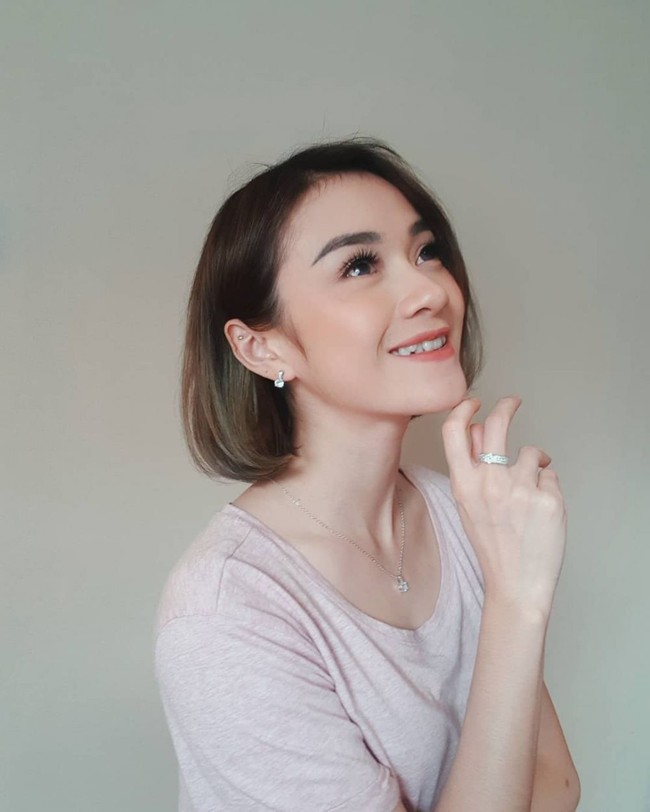 Salah satu personil The Virgin, Dara, selalu berhasil tampil memukau dengan senyumnya yang manis. Kalau lihat yang kayak gini jadi bikin susah lupa deh. Foto: Instagram.com/darathevirgin