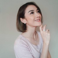 Salah satu personil The Virgin, Dara, selalu berhasil tampil memukau dengan senyumnya yang manis. Kalau lihat yang kayak gini jadi bikin susah lupa deh. Foto: Instagram.com/darathevirgin