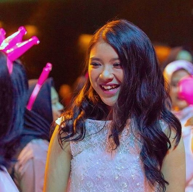 Nggak cuma punya suara merdu, Tiara Andini juga memiliki gigi gingsul yang membuat siapa saja terpesona dengan senyumannya. Foto: Instagram.com/tiaraandini