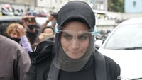 Nggak, nggak tuntutan nanti lagi, nanti gampang. Maaf ya aku nggak bisa ngomong banuak karena masih ada proses, katanya. (Foto: Palevi/detikcom) 