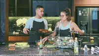 Bahkan, Awkarin sering membagikan momen berdua dengan Sabian di laman Instagram. Keduanya ternyata punya hobi yang sama, yaitu memasak. Foto: Instagram @awkarin