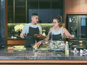 Romantisnya Awkarin dan Sabian Tama saat Masak Berdua