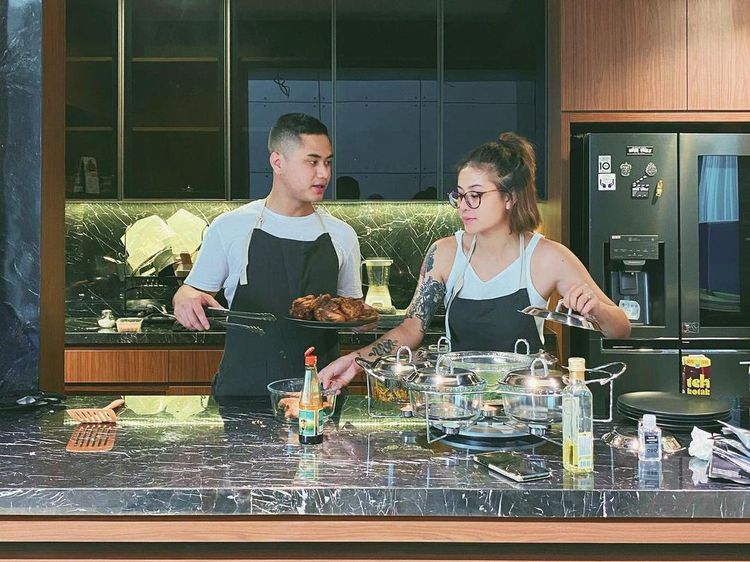 Romantisnya Awkarin dan Sabian Tama saat Masak Berdua
