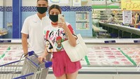 Bukan hanya itu, Sabian juga kerap menemani Awkarin saat belanja bahan masakan di supermarket. Seperti yang terlihat pada foto ini. Foto: Instagram @awkarin