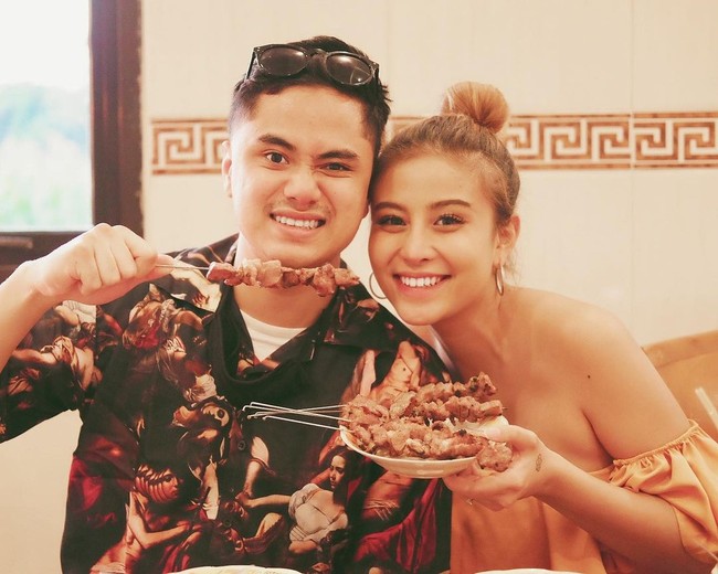 Mereka diketahui berpacaran setelah Awkarin mengunggah foto mesra mereka di Instagram awal Januari lalu. Sejak itu, foto-foto mereka berduaan sering muncul di Instagram masing-masing. (Foto: Instagram @awkarin)