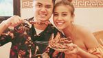 Romantisnya Awkarin dan Sabian Tama saat Masak Berdua