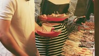 Gaya Awkarin dan Sabian saat makan di angkringan ini mencuri perhatian. Keduanya tampak keren dalam sebuah foto yang diambil secara candid. Foto: Instagram @awkarin