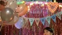 Drama Start Up sudah menyelesaikan syuting terakhir mereka beberapa waktu lalu. Ini momen Suzy saat diberikan kejutan berupa cake oleh staf. Foto: Instagram @skuukzky
