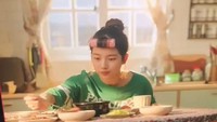 Suzy juga sempat beakting sedang sarapan dengan beragam menu. Ia terlihat menikmati nasi putih, sup, dan banchan. Foto: Instagram @skuukzky