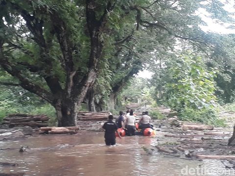 Hingga malam ini, puluhan rumah di Bojonegoro masih dilanda banjir. Genangan air di dalam rumah warga berkisar 40 hingga 100 cm.