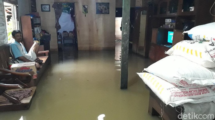 Hingga malam ini, puluhan rumah di Bojonegoro masih dilanda banjir. Genangan air di dalam rumah warga berkisar 40 hingga 100 cm.
